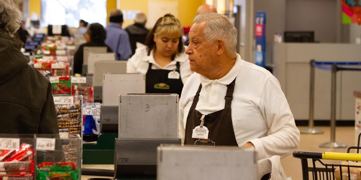 Imponen millonaria multa a supermercado latino por violaciones laborales