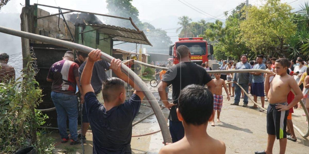 Vecinos de Las Brisas ayudaron a bomberos y afectados a salvar algunos objetos y pertenencias.