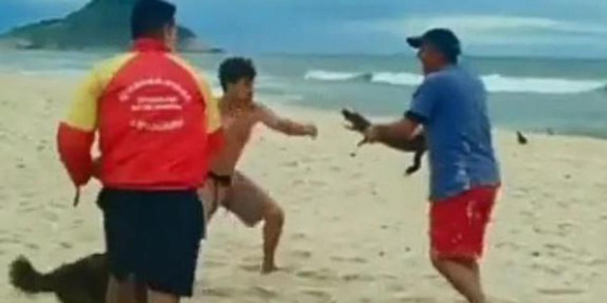 Video viral: hombre utiliza un caimán para defenderse durante pelea