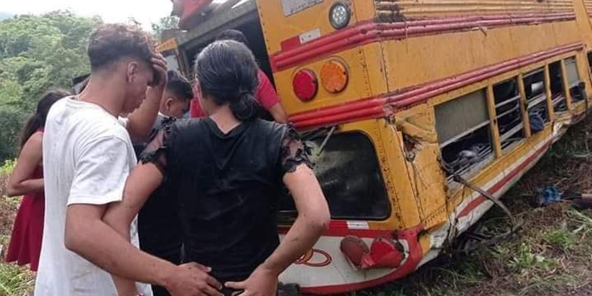 Equipo de fútbol sobrevive a caída de autobús en un abismo en Nicaragua