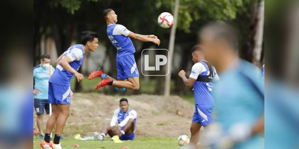 El tremendo salta de Kervin Arriaga para cabecear un balón.