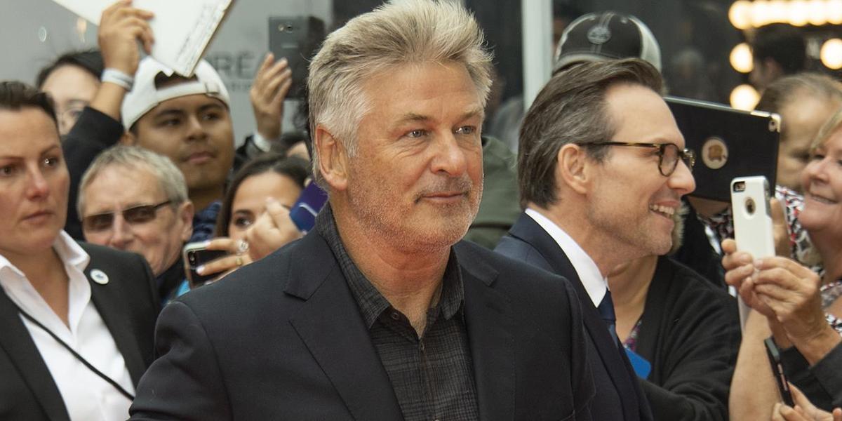 Alec Baldwin reclama la presencia de un policía en los rodajes tras su incidente