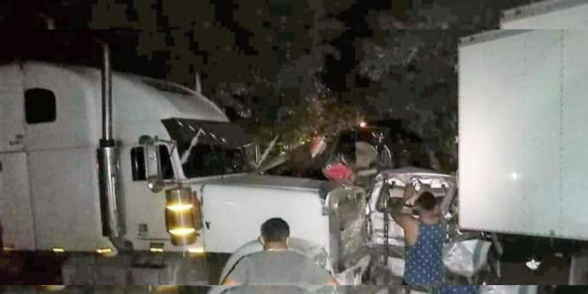 Rastra arrolla a ocho vehículos en Villanueva, Cortés