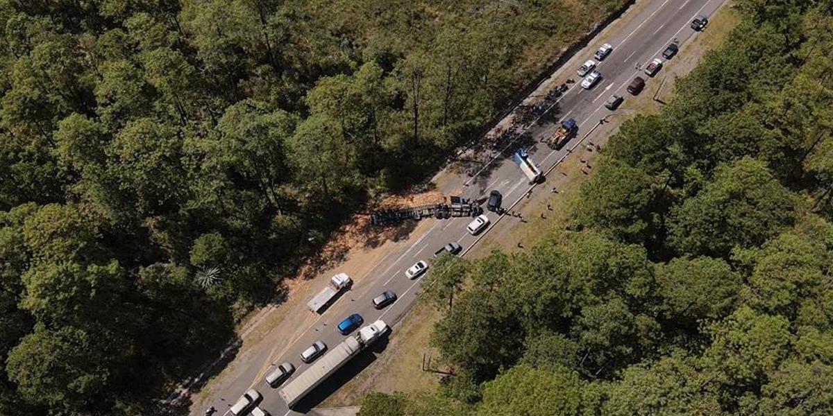 Accidente de rastra cargada de madera deja cinco heridos en la CA-5 de Comayagua