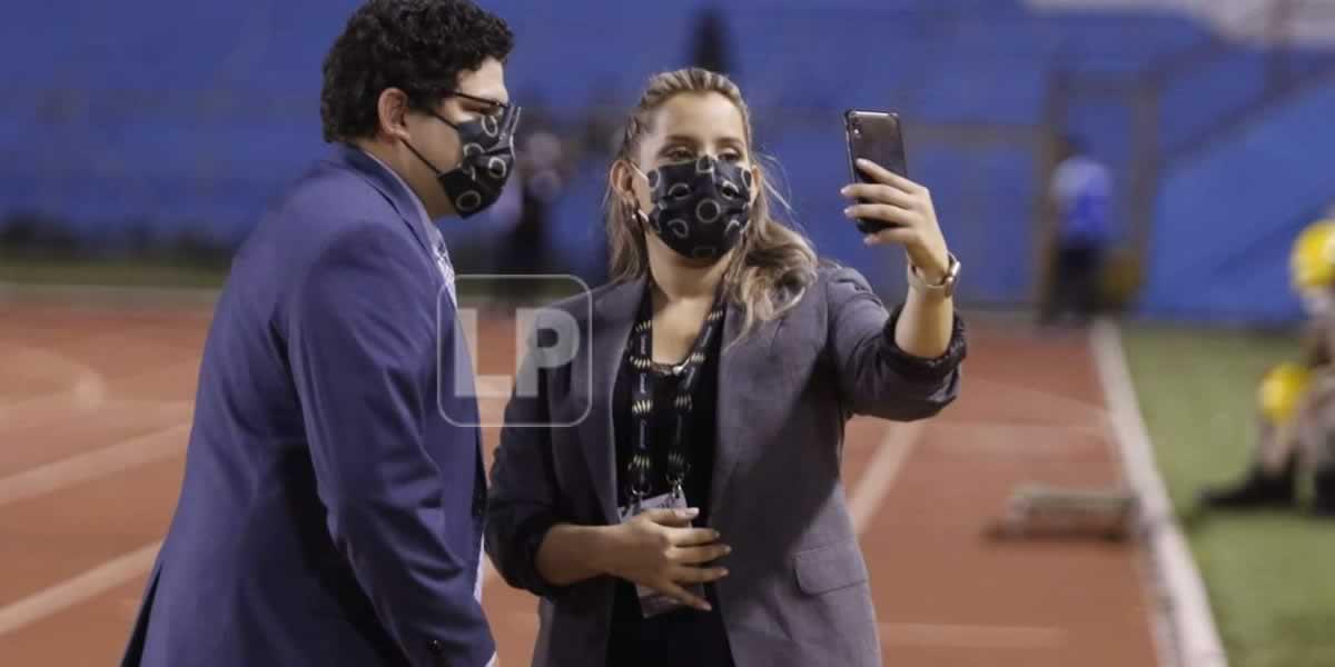 La bella presentadora de TVC, Tanya Rodríguez, tomando una selfie previo al partido.