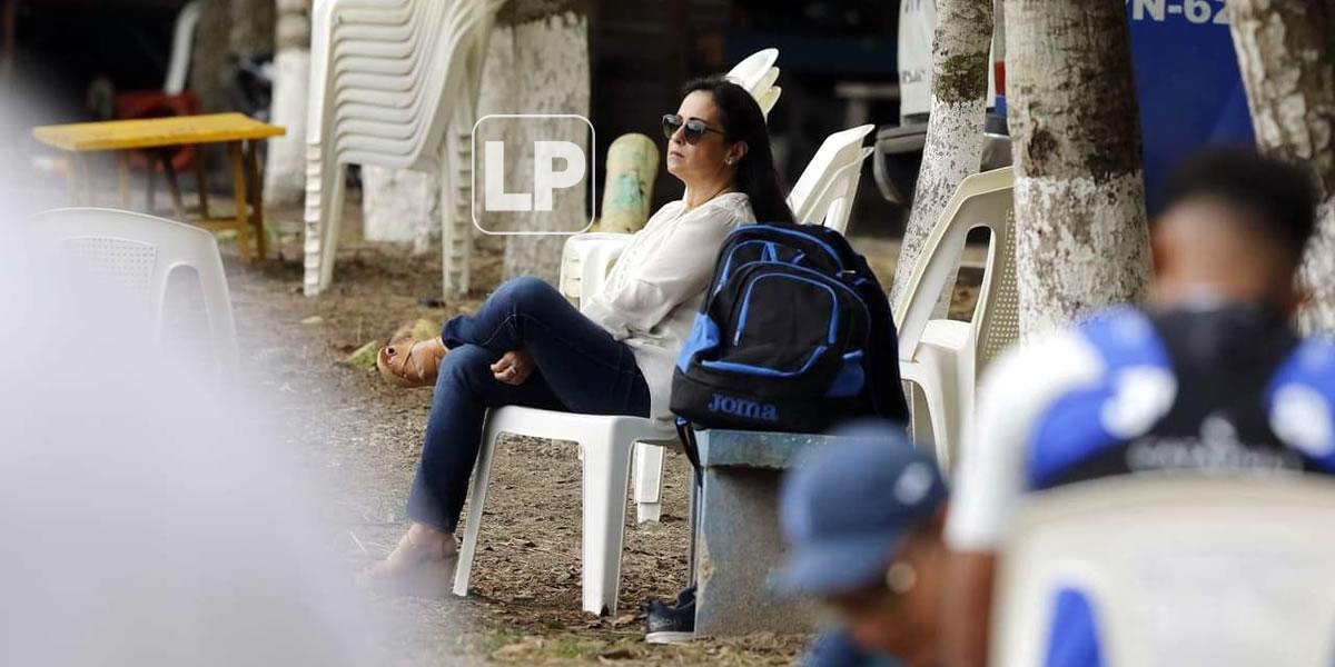 La esposa del entrenador colombiano Hernán ‘Bolillo‘ Gómez estuvo observando el entrenamiento de la Selección de Honduras.