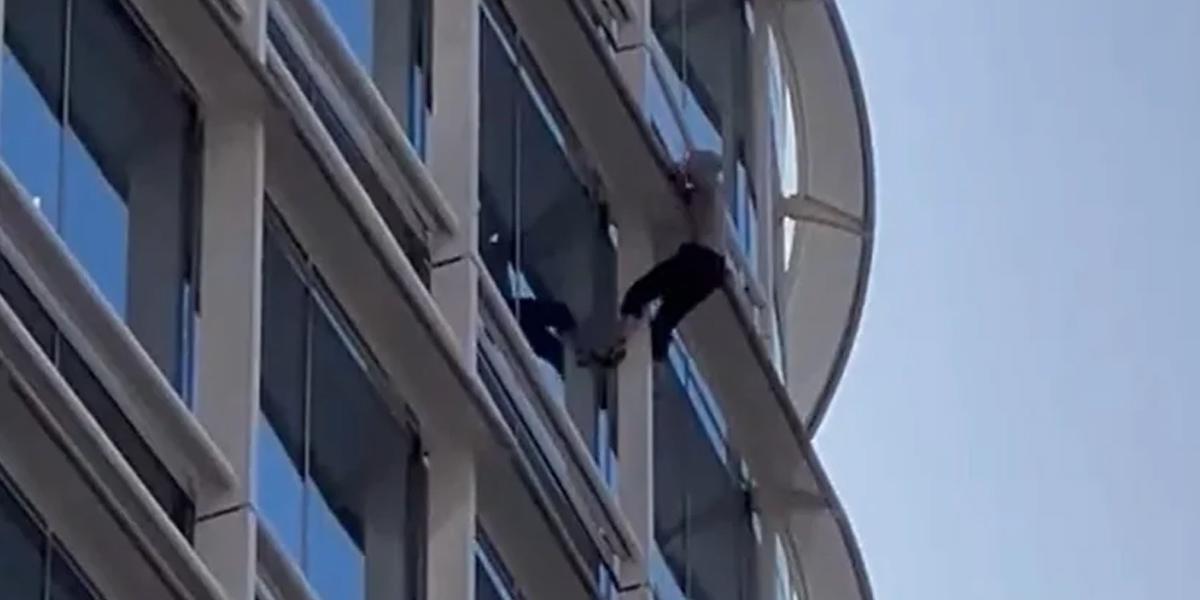 Arrestan a hombre que escaló sin cuerdas edificio más alto de San Francisco