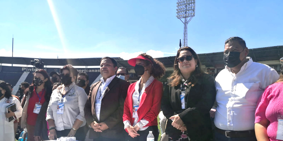 Representantes de la comisión de traspaso de mando en el estadio capitalino.