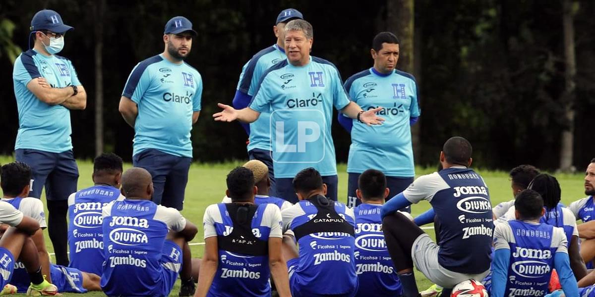 El seleccionador de Honduras se puso a escuchar uno a uno a los jugadores. Cada uno dio su punto de vista del día después. El primero en hablar fue Maynor Figueroa al que le pidió la palabra el colombiano.