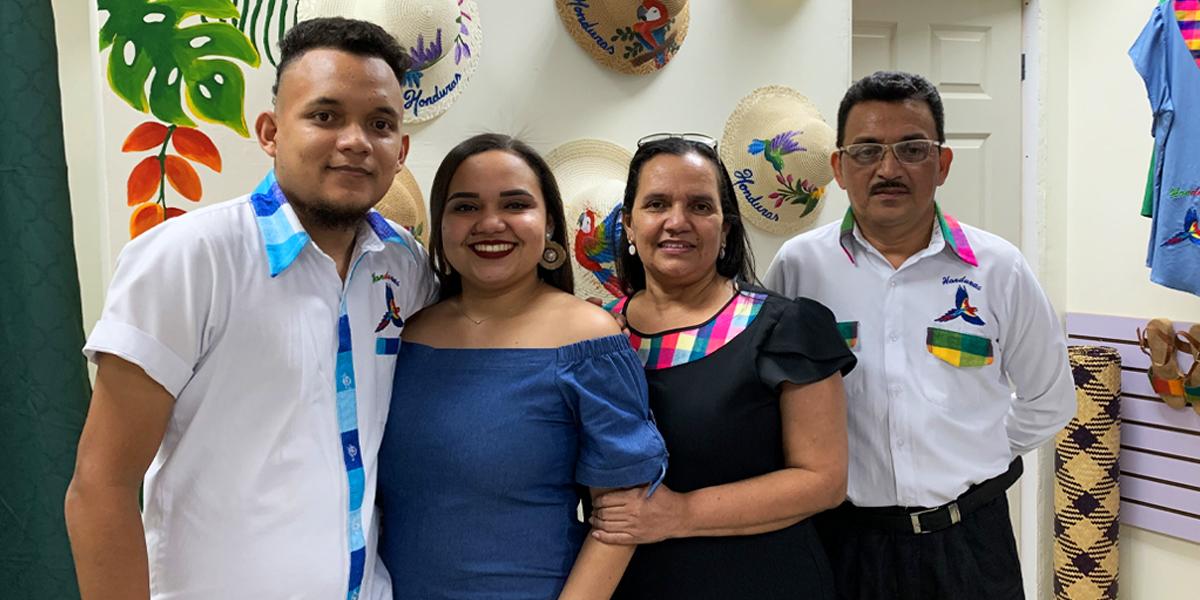 Emprendedora María Ponce cumple el sueño de abrir tienda junto a su familia