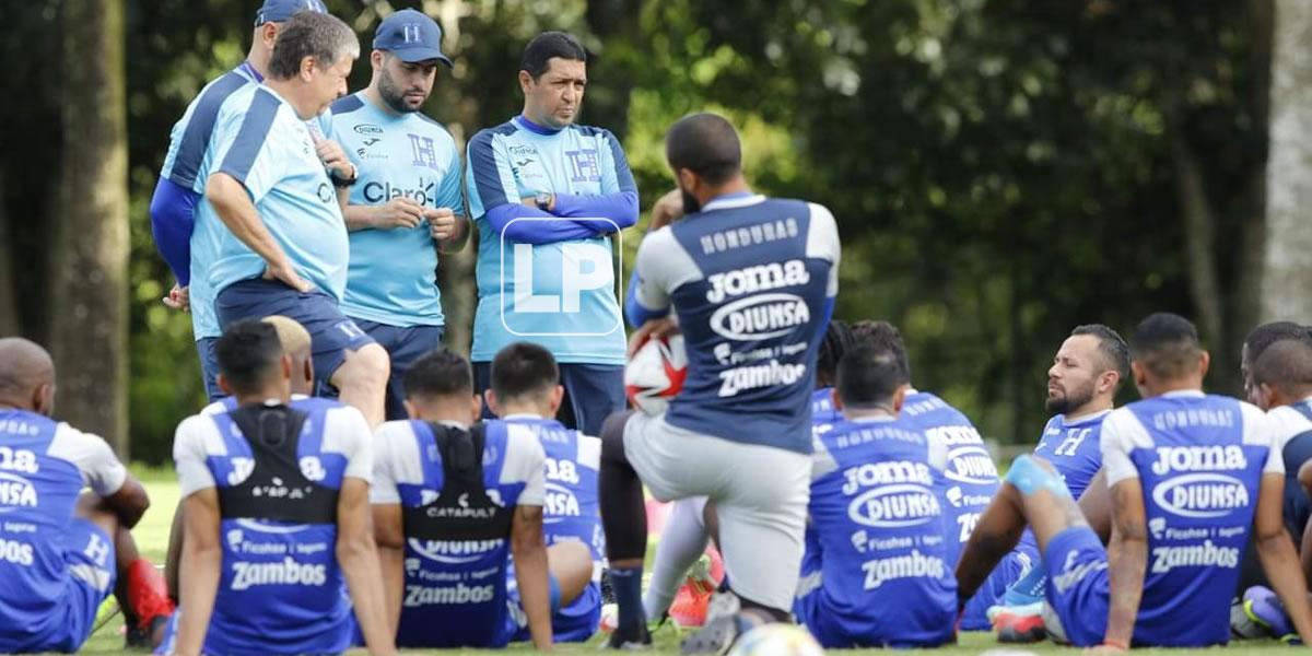 Los jugadores estuvieron atentos a la charla del ‘Bolillo‘ Gómez.