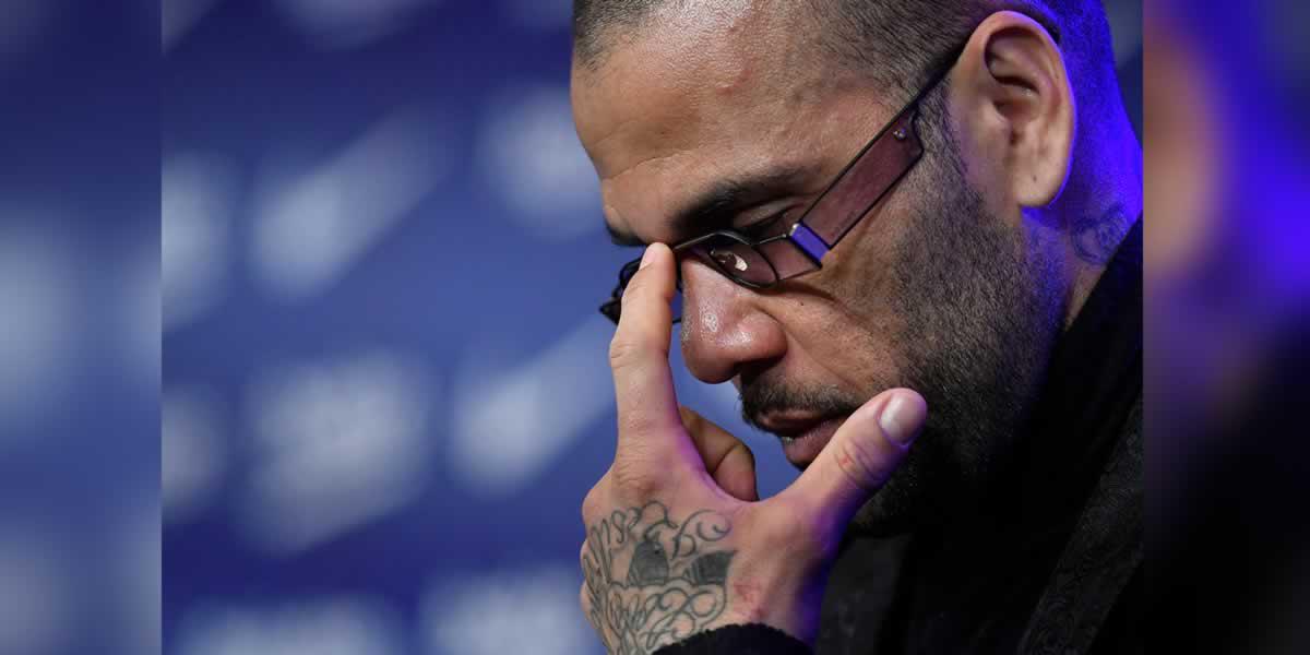 En la rueda de prensa ante los medios, Dani Alves aseguró que llega para jugar y para ser titular. “Siempre quiero ser primero y vengo a guerrillear, vengo para jugar y para pelear por un puesto, no vengo porque tenga buena relación con el entrenador o presidente. Vengo a aportar y corregir, primero desde dentro”, apostilló.