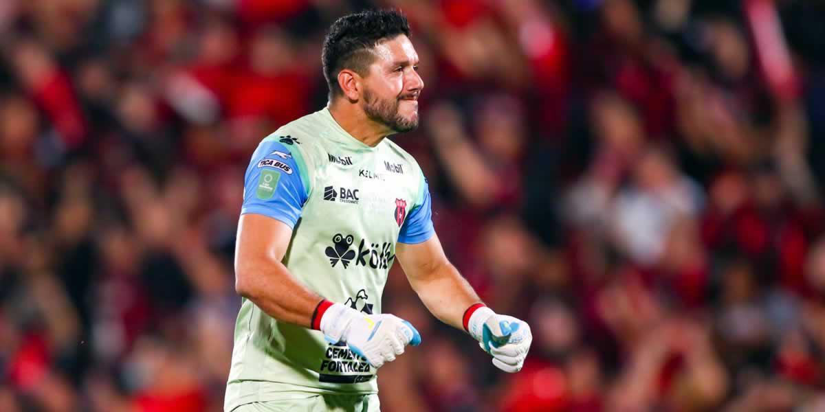 El otro duro revés que recibió Leonel Moreira, portero de Alajuelense, tras perder la Liga Concacaf