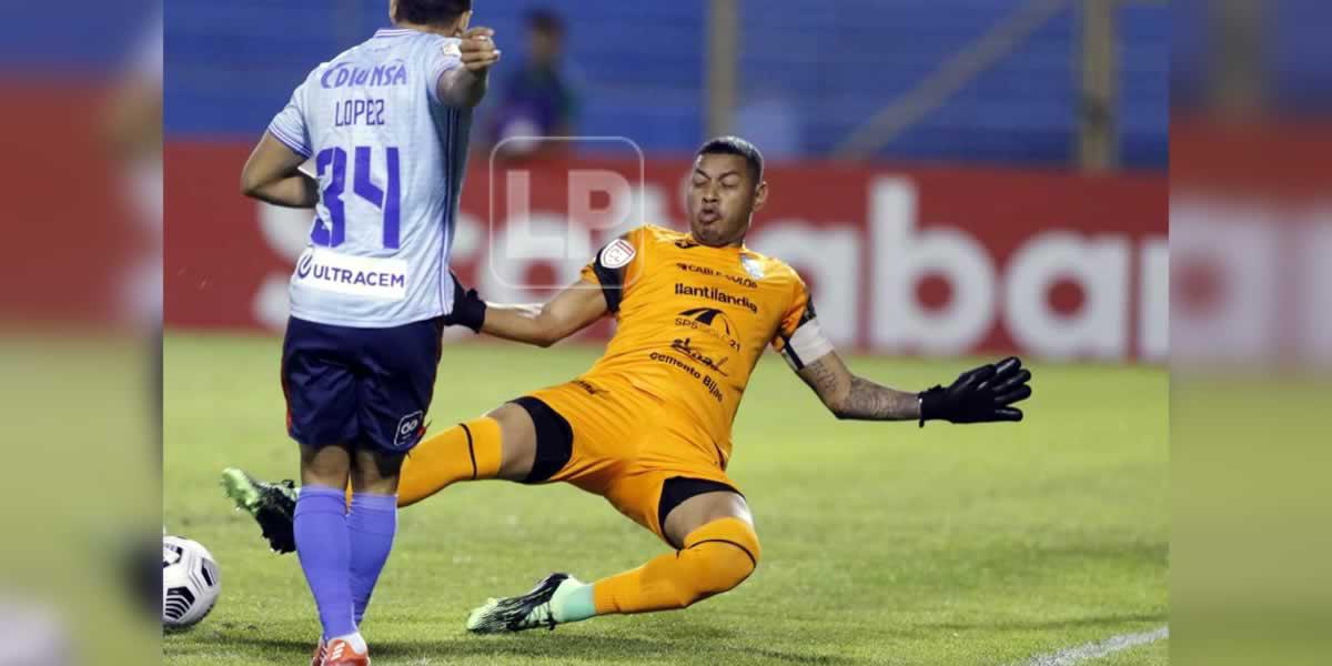 Kevin López haciendo el rezago atrás ante la marca de Denovan Torres en la jugada del primer gol del Motagua.
