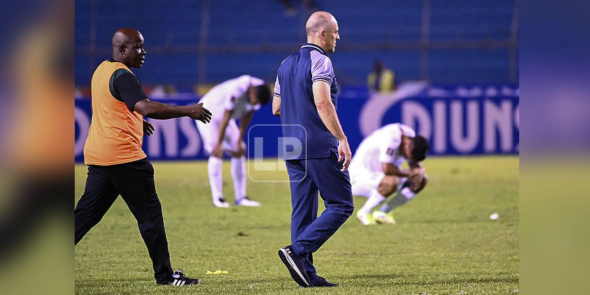 Fabián Coito entró al campo tras el pitazo final para alentar a los jugadores.