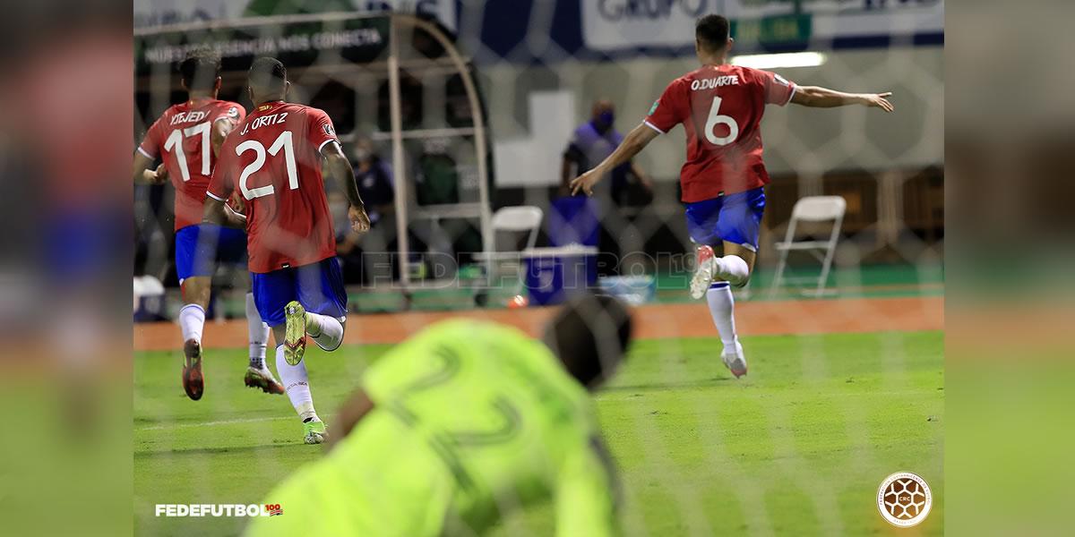 Óscar Duarte corriendo a celebrar su gol contra Honduras.