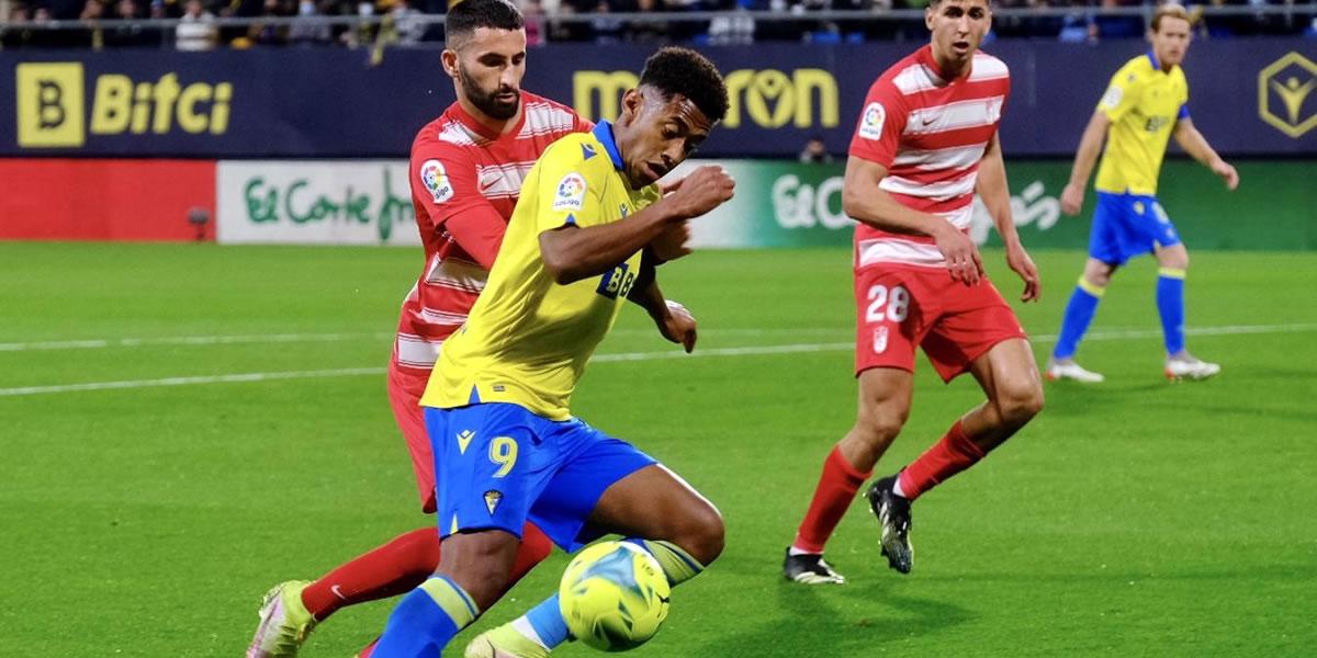 Cádiz, en notable partido del ‘Choco’ Lozano, dejó escapar el triunfo y sigue en el descenso
