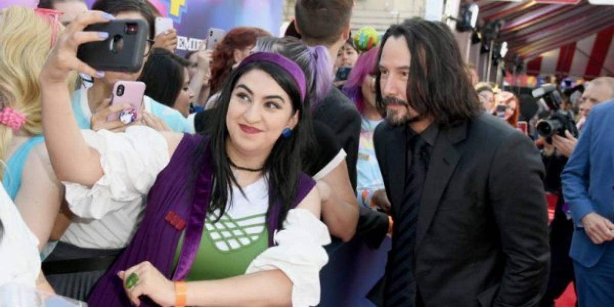 Cabe señalar que esta acción del actoe no es una novedad, pues al actor siempre se le ha visto muy respetuoso y accesible cuando sus fans se le acercan para conversar o tomarse una foto con él. Se le ha podido notar en el Avant Premiere de la cinta “John Wick 3: Parabellum” y en otras tantas ocasiones.<br/><br/>Además, se rumora que esta acción es la manera en que el actor respeta el espacio personal de los demás.<br/>