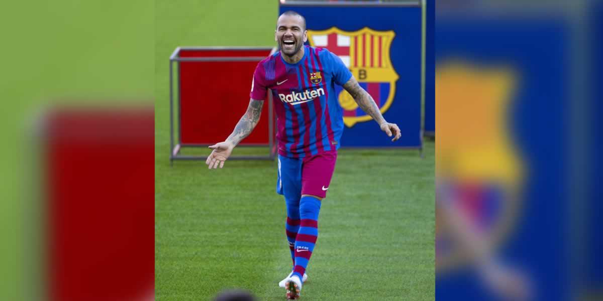 Dani Alves montó tremendo show en su presentación con el Barcelona.