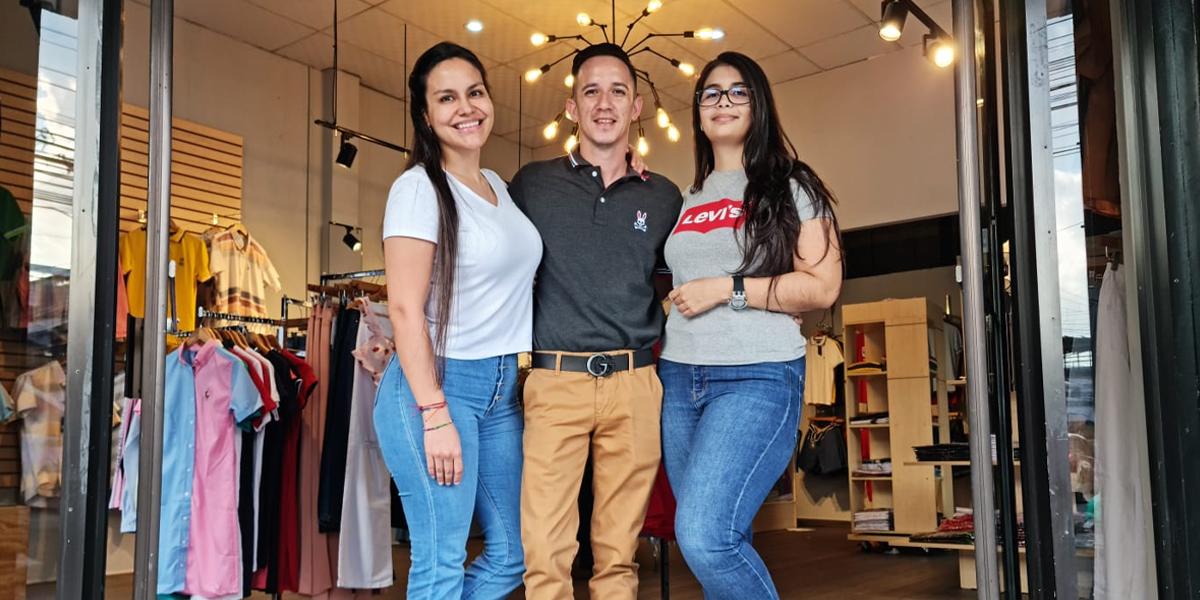 Jóvenes emprenden con tienda de ropa en centro de Pedro - Diario Prensa