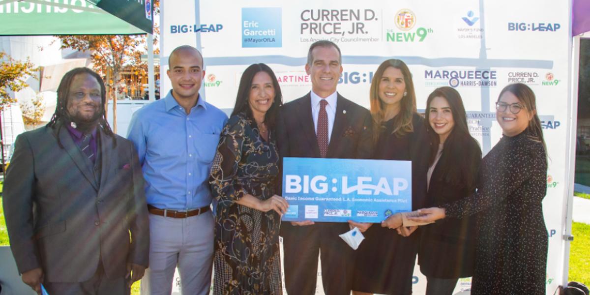 Los Ángeles lanza programa que dará 1,000 dólares al mes a familias pobres