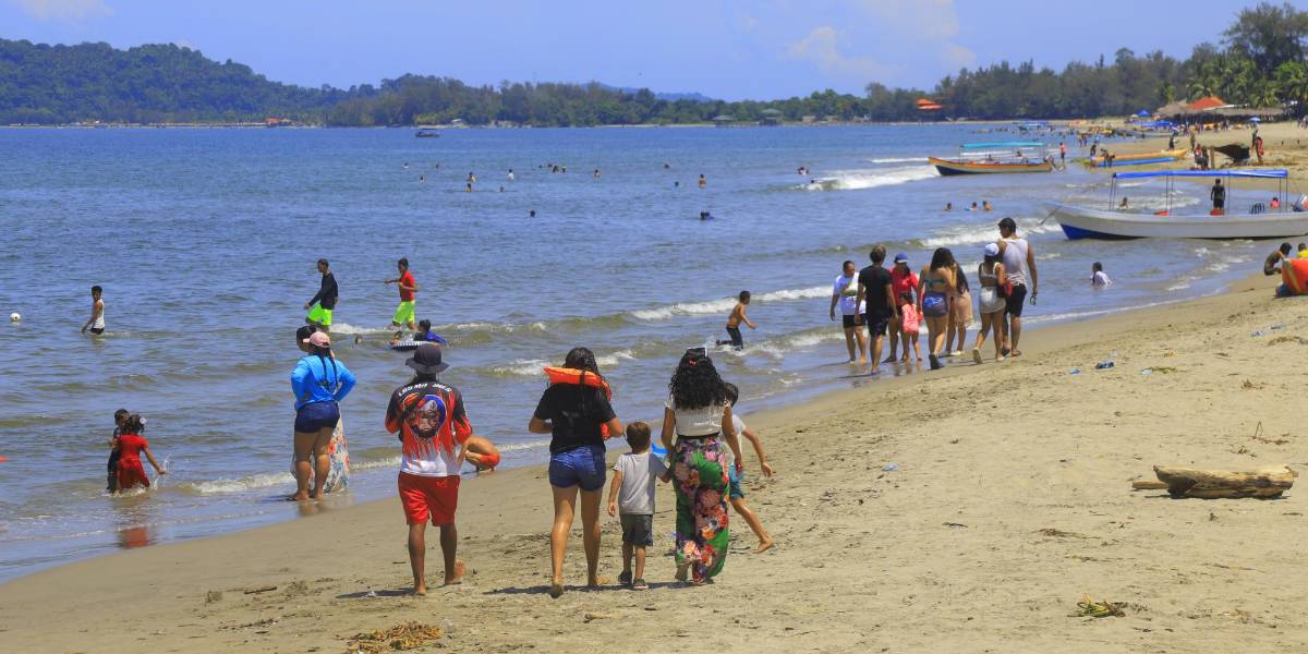 Turistas comienzan a disfrutar del Feriado Morazánico en Tela
