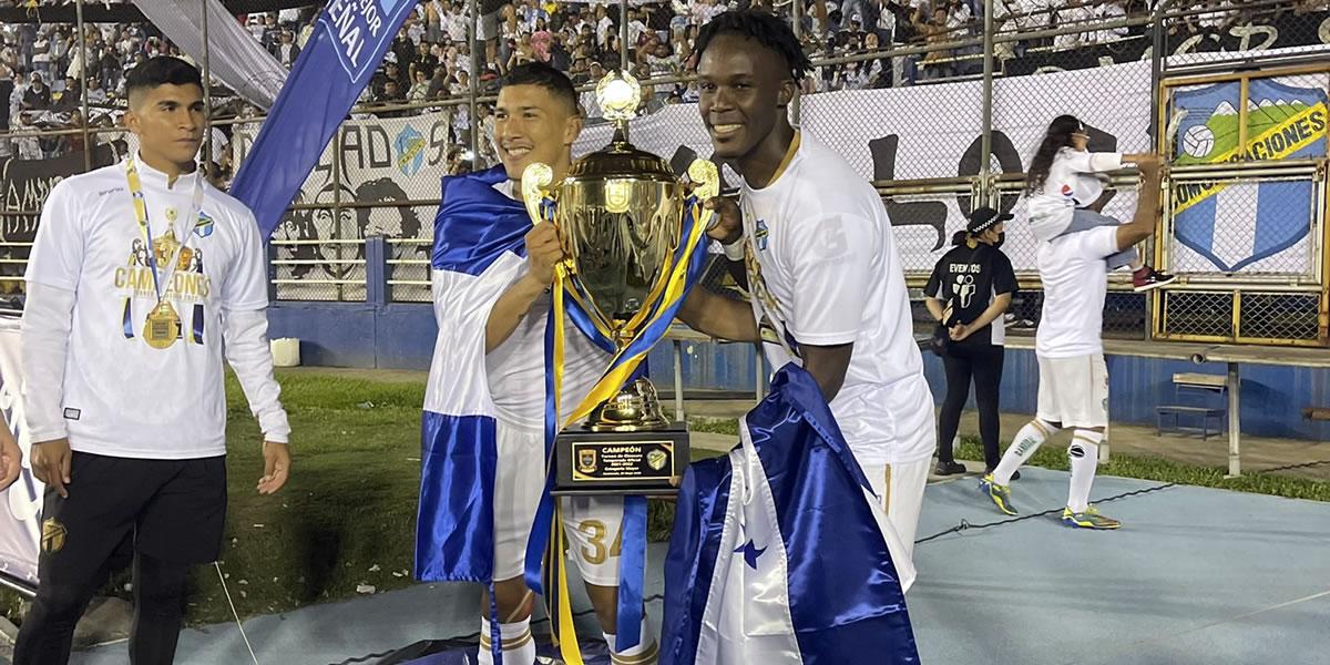 Rubilio Castillo y Kevin López, campeones con el Comunicaciones en Guatemala