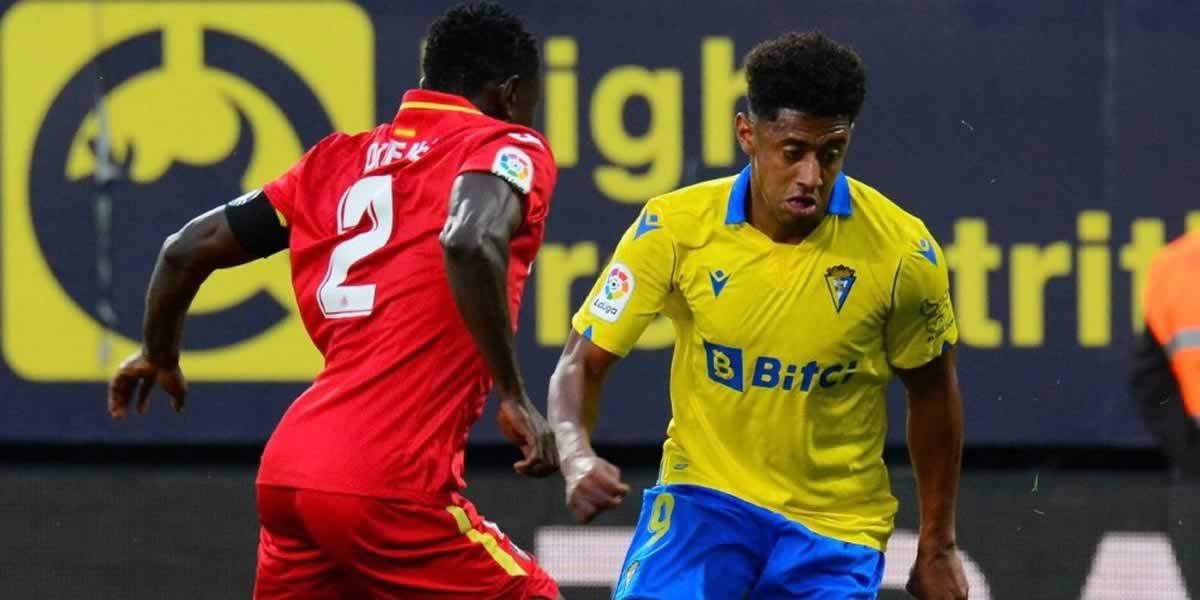 El Cádiz tropieza en casa pese a buena actuación del ‘Choco’ Lozano y sigue en el descenso