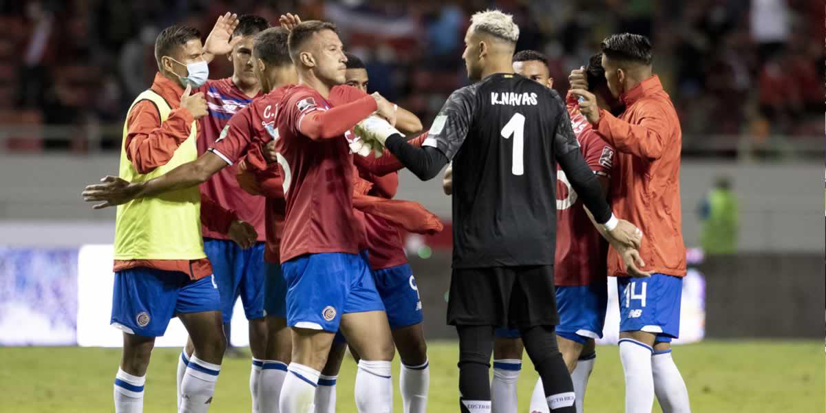 Los jugadores costarricenses se abrazan y celebran el triunfo contra Honduras.