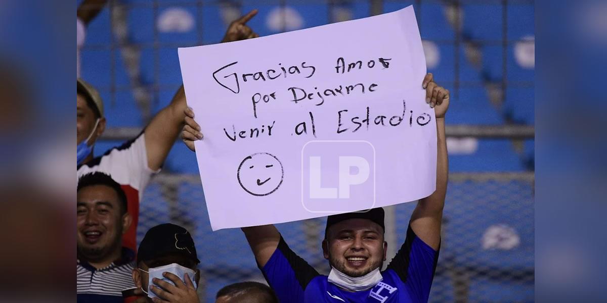 A este aficionado catracho sí le dieron permiso para ir a ver a la Bicolor.