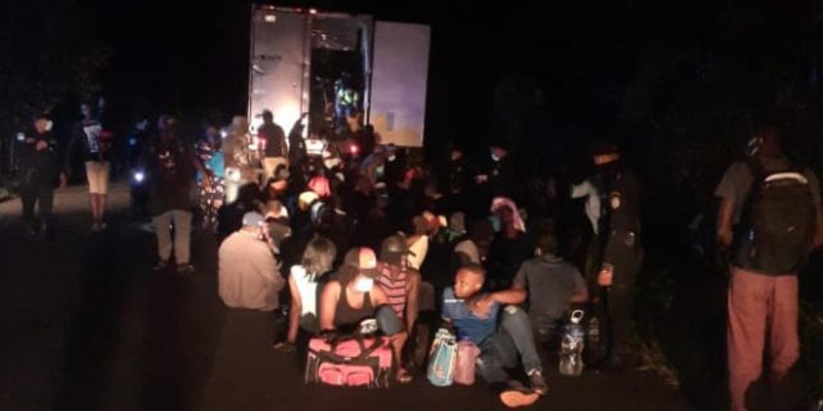 Hallan dentro de un contenedor a 126 migrantes en Guatemala