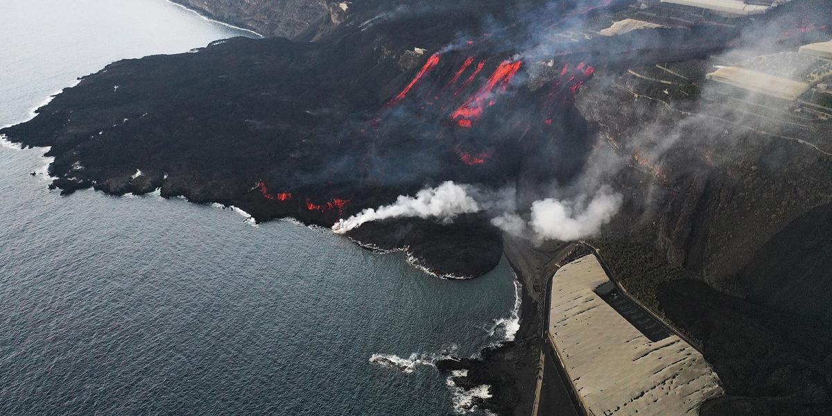 La lava del volcán engulle por completo una playa de la isla de La Palma