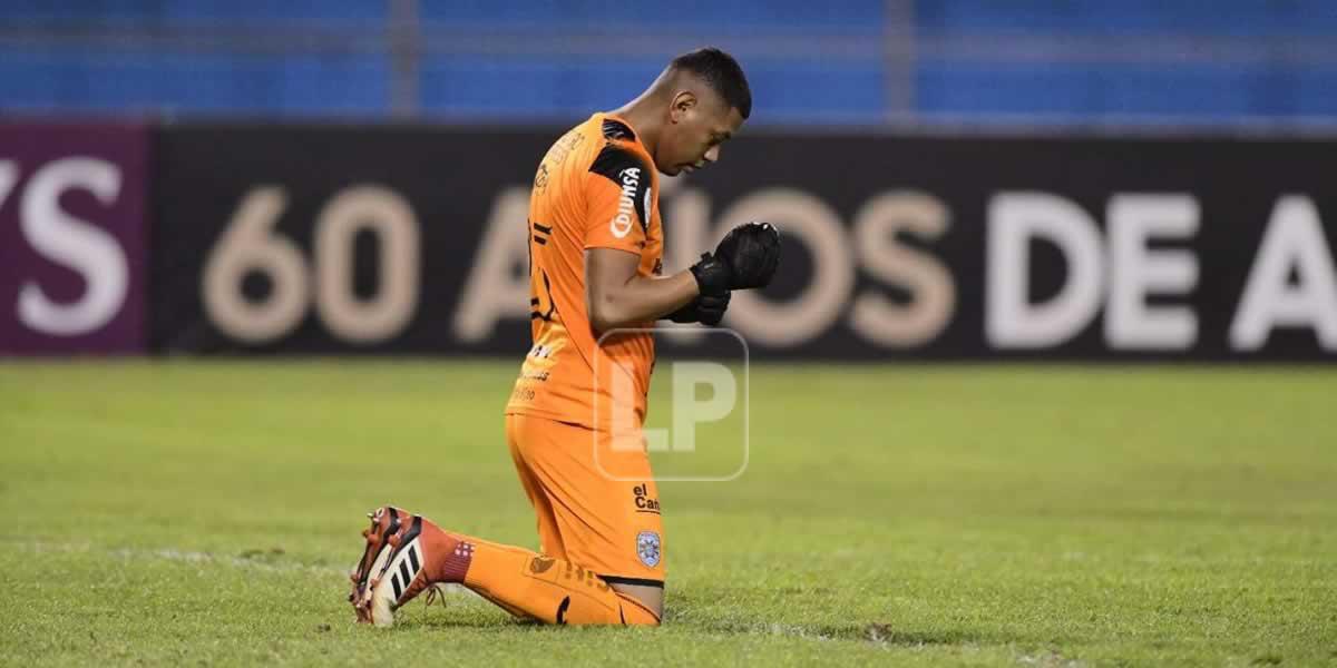 Denovan Torres se arrodilló al final del partido para dar gracias a Dios.