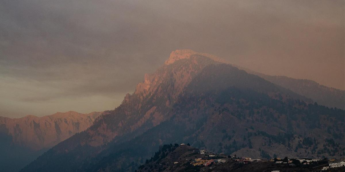 En directo: El volcán de La Palma provoca una gran nube de cenizas y numerosos temblores