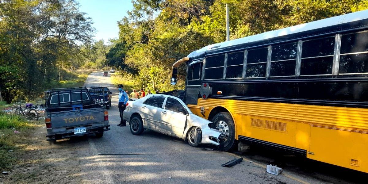 Taxista VIP muere tras chocar contra bus en Santa Bárbara