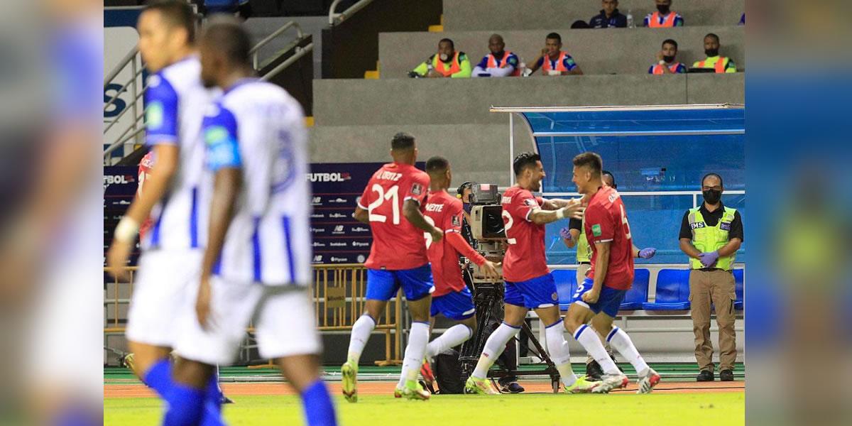 El festejo de los jugadores de Costa Rica tras el gol de Óscar Duarte.