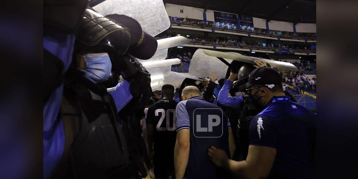 Coito tuvo que ser custodiado por la Policía Nacional al salir del campo con dirección al camerino.