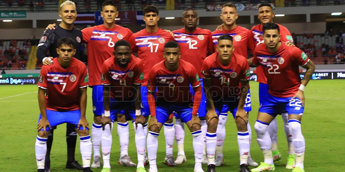 El 11 titular de Costa Rica posando previo al partido contra Honduras.