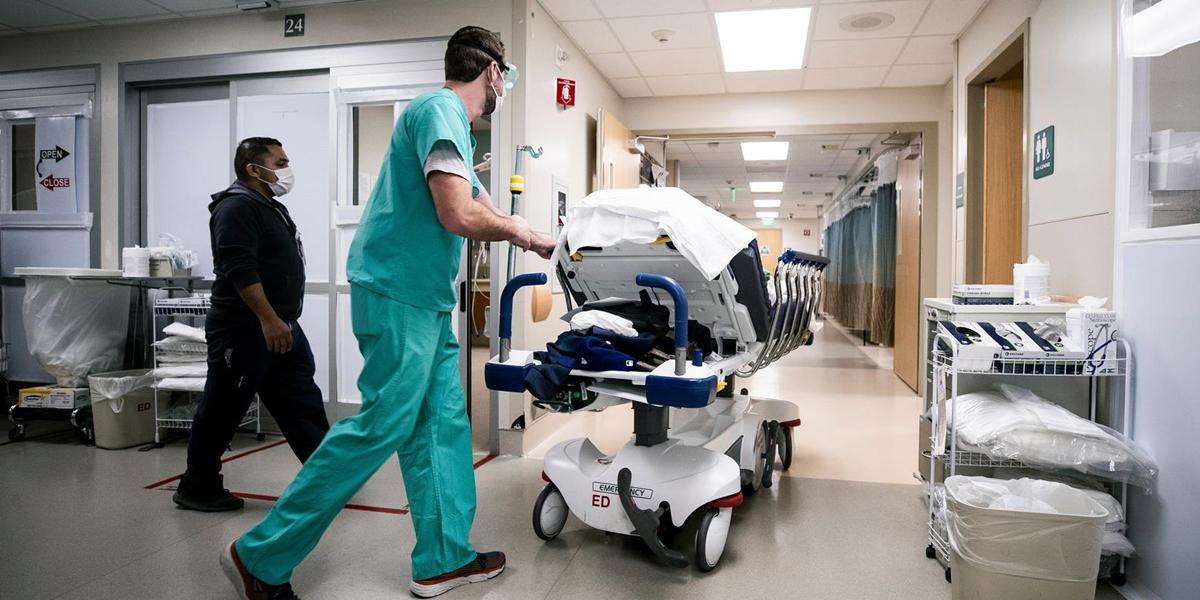 Hospitalizaciones por la covid-19 al alza en las áreas latinas de California