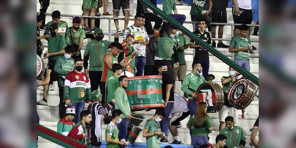 La afición del Marathón poniendo el ambiente en el estadio Olímpico.