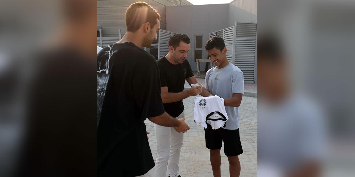 Xavi Hernández firmó algunos autógrafos a aficionados del Al-Sadd antes de marcharse.