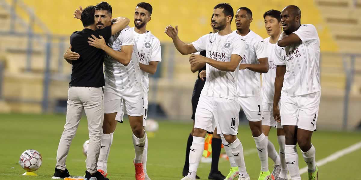En el último partido, los jugadores del Al-Saad celebraron con Xavi Hernández uno de los goles.