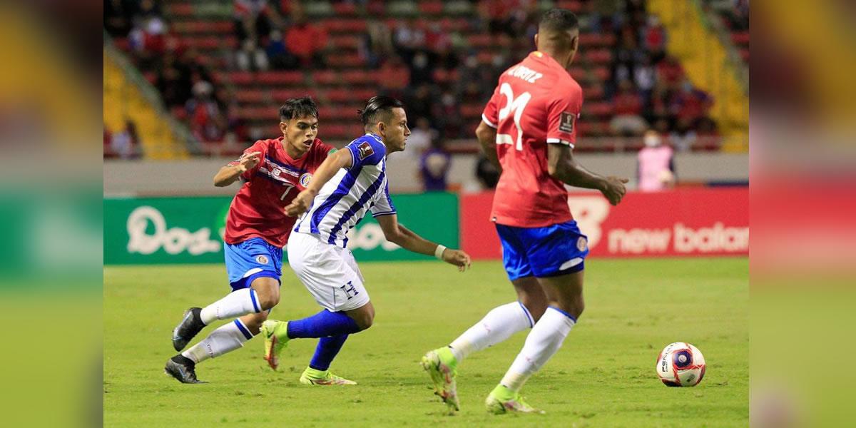 Edwin Rodríguez conduciendo el balón ante la marca de dos ticos.