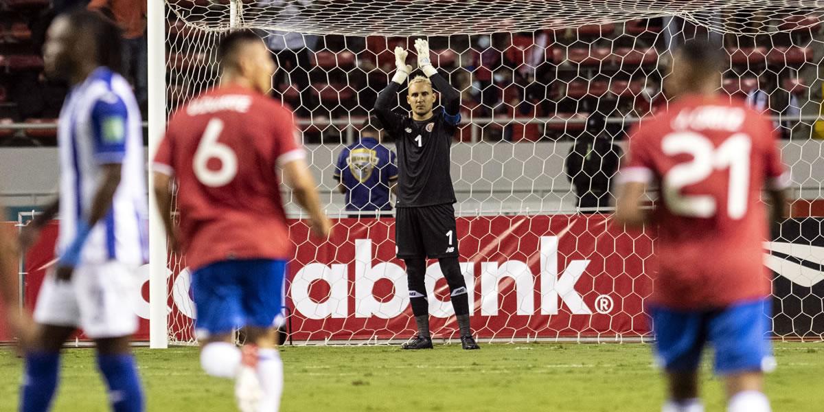 Keylor Navas aplaude y celebra el gol de su compañero Óscar Duarte.