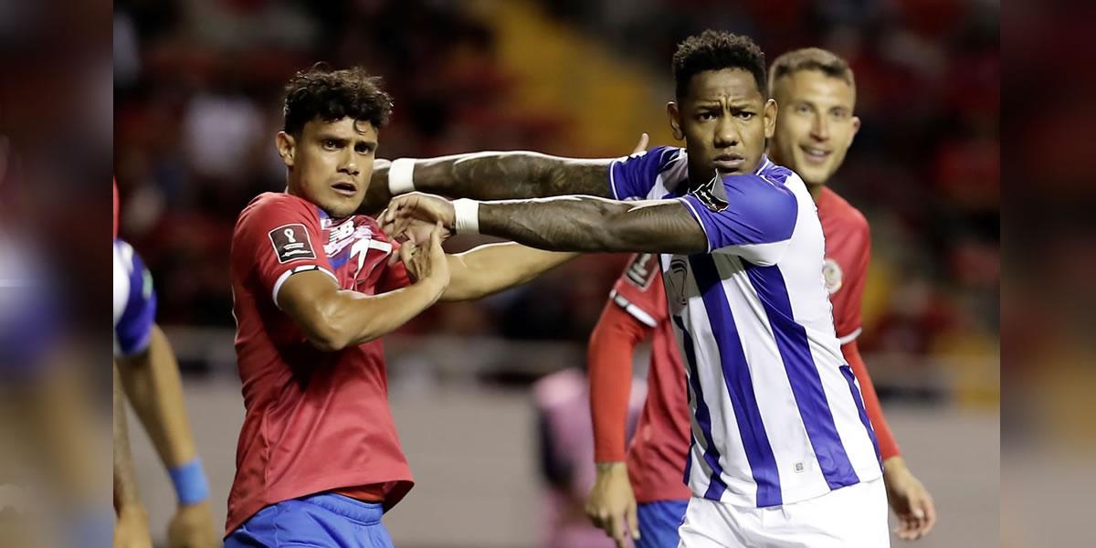 Romell Quioto en plena lucha con Aarón Suárez en un tiro de esquina.