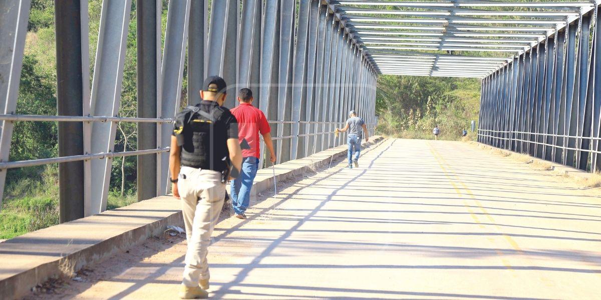 La ATIC indaga la escena del crimen, así como el recorrido que tomó el padre y los criminales, para esclarecer el caso.