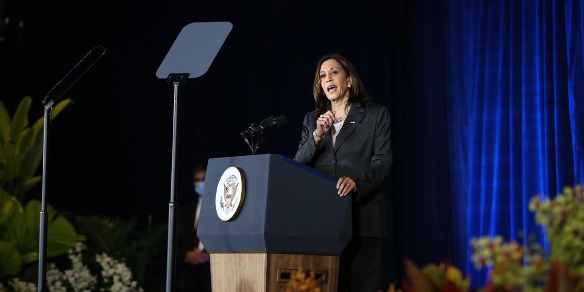 Kamala Harris se pone una dosis de refuerzo de la vacuna de Moderna