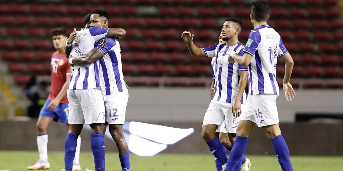 El emotivo abrazo de Romell Quioto con Maynor Figueroa, quien ha sido el señalado de la Selección tras la derrota ante Panamá.