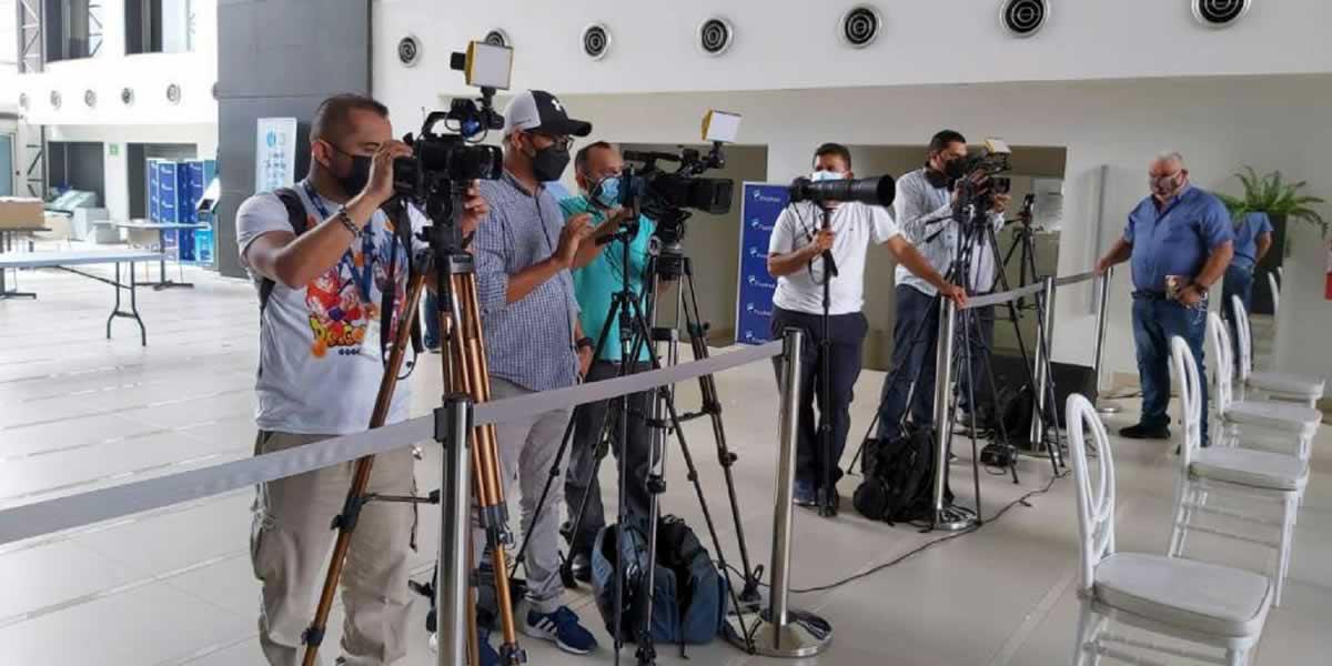 Mientras en las oficinas de Banco Ficohsa los medios de comunicación esperaban al ‘Bolillo‘ Gómez para la presentación.