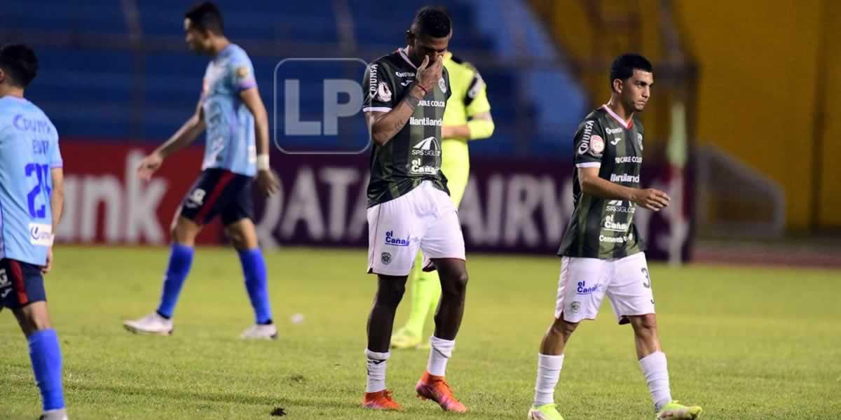 Carlo Costly y Víctor Berríos abandonando el campo, cabizbajos tras el pitazo final.